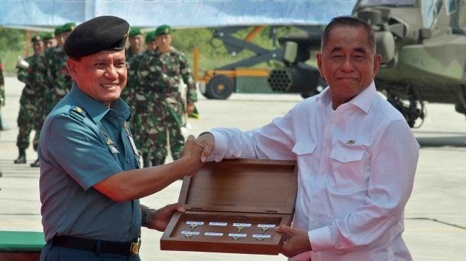 Menhan Ryamizard Ryacudu (kanan) secara simbolis menyerahkan delapan unit helikopter Apache AH-64E kepada Aslog Panglima TNI Laksda TNI Bambang Nariyono (kiri), di Lanumad Ahmad Yani, Semarang, Jawa Tengah, Rabu (16/5). 