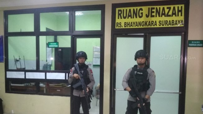 Mayat Pelaku Bom Bunuh Diri Surabaya Mulai Berbau Busuk dan Anyir