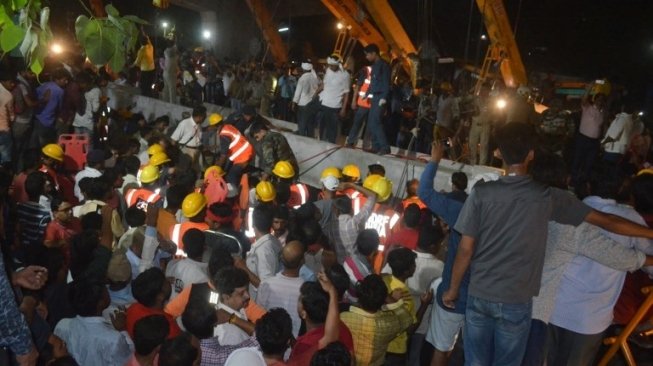 Flyover Roboh di India, 18 Tewas dan Belasan Orang Terperangkap