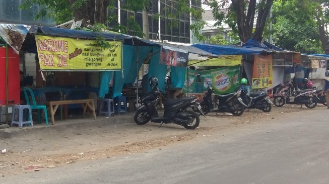 Warung makan di Jalan Arjuno, Surabaya, Jawa Timur. [Suara.com/Dimas]