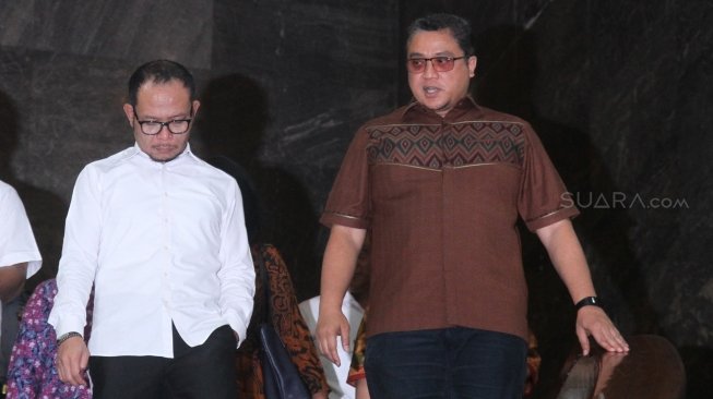 Menteri Ketenagakerjaan Hanif Dhakiri bersama Ketua Komisi IX DPR RI Dede Yusuf, memberikan keterangan kepada media terkait pembentukan satuan tugas pengawasan tenaga kerja asing (Satgas TKA) di Kementerian Ketenagakerjaan, Jakarta (kamis (17/5). 