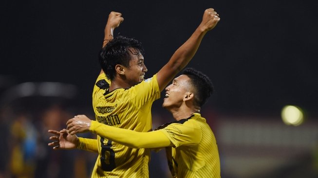 Pesepak bola Bhayangkara FC Muhamad Hargianto (kiri) melakukan selebrasi bersama rekannya Dendy Sulistyawan (kanan) usai mencetak gol ke gawang Mitra Kukar dalam laga lanjutan Liga 1 di Stadion PTIK, Jakarta, Kamis (17/5). ANTARA