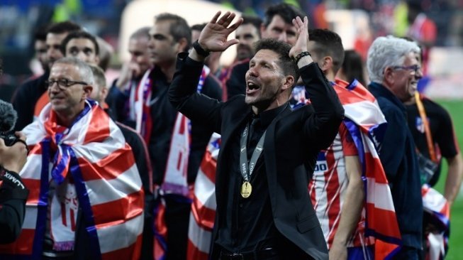 Pelatih Atletico Madrid Diego Simeone merayakan sukses skuatnya menjuarai Liga Europa setelah mengalahkan  Olympique de Marseille di final. Philippe DESMAZES / AFP