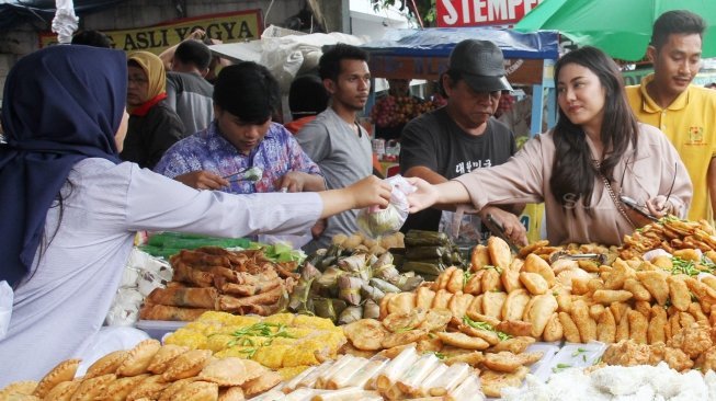 Sejumlah warga membeli makanan untuk berbuka puasa di pasar takjil Bendungan Hilir (Benhil), Jakarta,Kamis (17/5).