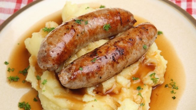 Bangers and Mash yang sangat British, menjadi kuliner ikon di masa Perang Dunia Kedua [Shutterstock]