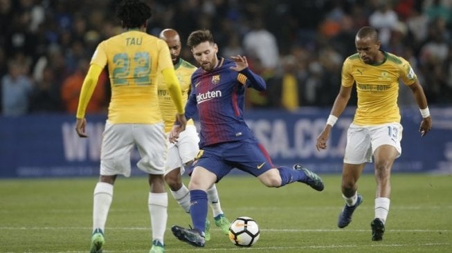 Pemain Barcelona Lionel Messi melewati kepungan pemain Melody Sundowns [AFP]