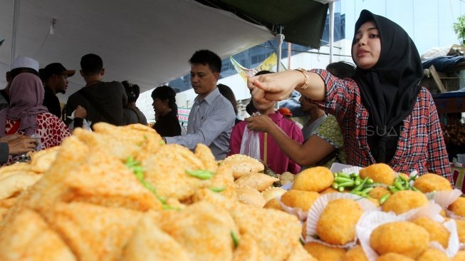 Sejumlah warga membeli makanan untuk berbuka puasa di pasar takjil Bendungan Hilir (Benhil), Jakarta,Kamis (17/5).