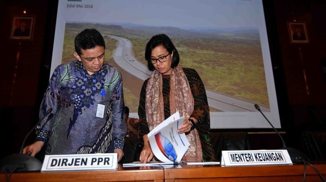 Menteri Keuangan Sri Mulyani bersiap memberikan keterangan pers kinerja APBN 2018 di kantor Kemenkeu, Jakarta, Kamis (17/5).