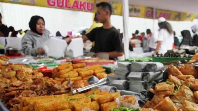 Sejumlah warga membeli makanan untuk berbuka puasa di pasar takjil Bendungan Hilir, Jakarta,Kamis  (17/5).
