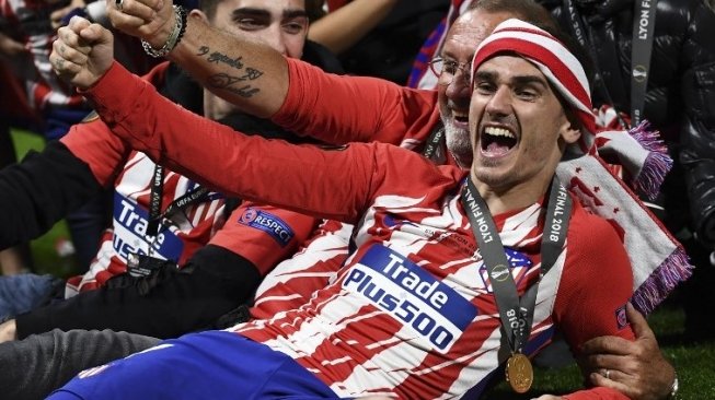 Bintang Atletico Madrid Antoine Griezmann merayakan sukses timnya menjuarai Liga Europa. FRANCK FIFE / AFP