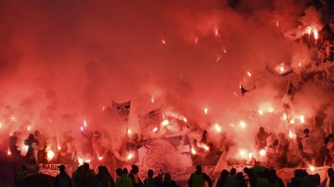 Fans Atletico Madrid dan Marseille menyalakan flare di tengah-tengah berlangsungnya final Liga Europa [AFP]