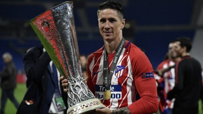 Fernando Torres mengangkat trofi Liga Europa (JEFF PACHOUD / AFP)