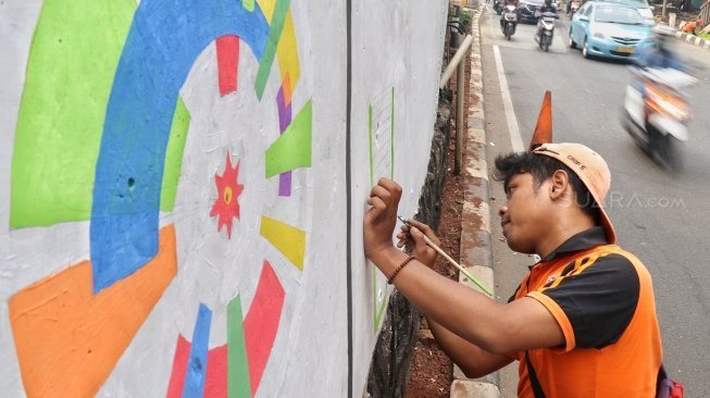 Petugas PPSU membuat mural bertema Asian Games di kawasan Kebagusan, Jakarta, Kamis (17/5).