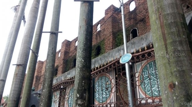 Masjid Agung Nurul Yaqin yang populer dengan sebutan Masjid Pintu Seribu. (Suara.com/Anggy Muda)