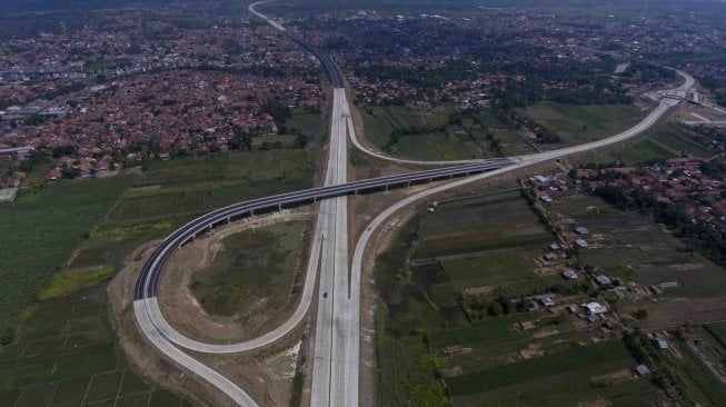 Simpang susun Adiwerna ruas Tol Pejagan-Pemalang di Tegal, Jawa Tengah, Jumat (18/5).