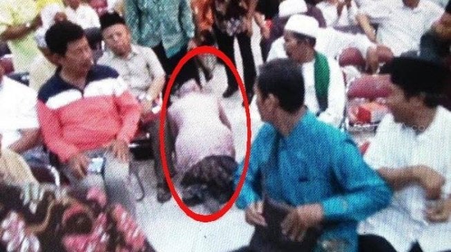 Viral Video Wali Kota Risma Sujud Minta Maaf ke Takmir Masjid