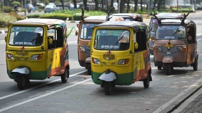 Sejumlah bajaj bertema Asian Games 2018 di kawasan Monas, Jakarta, Jumat (18/5).