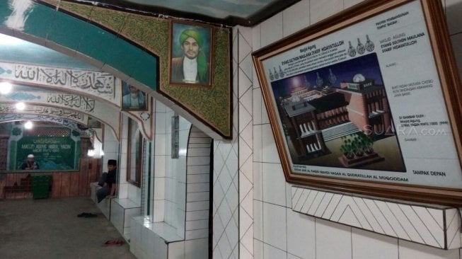 Masjid Agung Nurul Yaqin yang populer dengan sebutan Masjid Pintu Seribu. (Suara.com/Anggy Muda)