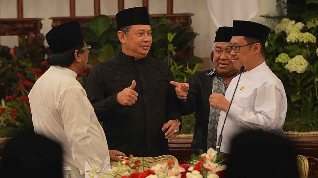 Ketua DPD Oeman Sapta Odang (kiri), Ketua DPR Bambang Soesatyo (kedua kiri), Utusan Khusus Presiden untuk Dialog dan Kerjasama Antaragama dan Peradaban Din Syamsuddin (kedua kanan), dan Ketua Komisi Yudisial Aidul Fitriciada Azhari berbincang ketika menghadiri buka puasa bersama pimpinan lembaga tinggi negara di Istana Negara, Jakarta, Jumat (18/5).