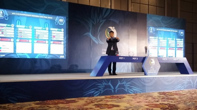 Direktur Kompetisi AFC Shin Mangil memimpin drawing Piala AFC 2018 U-19 di Hotel Fairmont, Jakarta, Jumat (18/5/2018). (Suara.com/Adie Prasetyo) 