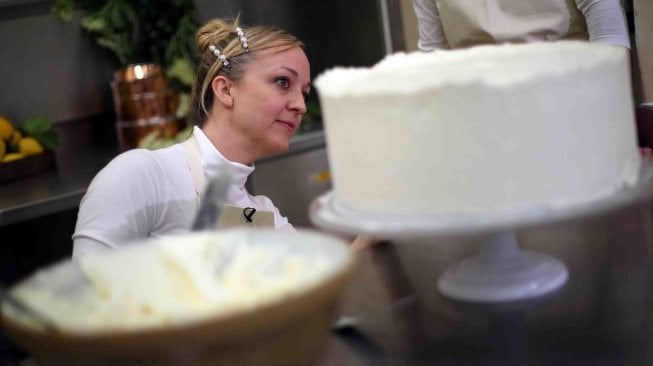 Pemilik Violet Bakery, Claire Ptak menyelesaikan kue untuk pernikahan Pangeran Harry dan Meghan Markle di dapur Istana Buckingham, London, Kamis (17/5).