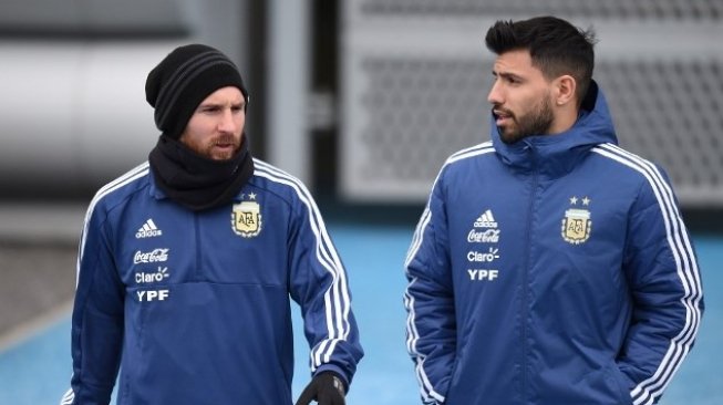 Lionel Messi (kiri) dan Sergio Aguero saat mengikuti latihan dengan timnas Argentina. Oli SCARFF / AFP