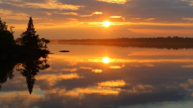 Lanskap Danau Inari, Finlandia saat berlangsung midnight sun [Shutterstock]