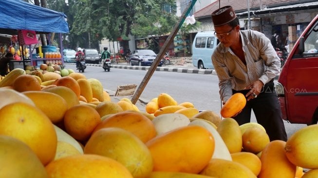 Penjual timun suri di Pasar Palmerah, Jakarta, Jumat (18/5). 