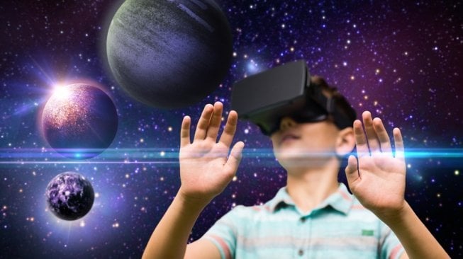 Teknologi yang dimiliki VR (Virtual Reality) memungkinkan kita tak perlu terbang lagi [Shutterstock]