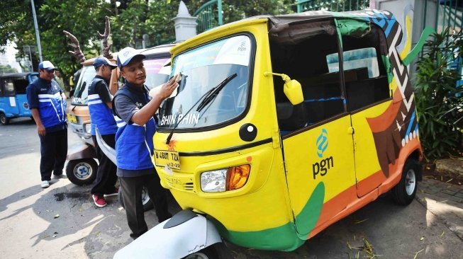 Sejumlah bajaj bertema Asian Games 2018 di kawasan Monas, Jakarta, Jumat (18/5).