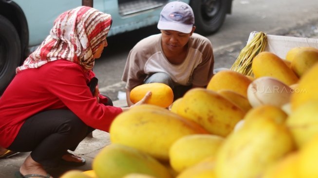 Penjual timun suri di Pasar Palmerah, Jakarta, Jumat (18/5). 