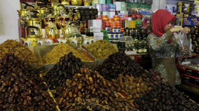  Penjualan buah kurma di Pasar Tanah Abang, Jakarta Pusat, Sabtu (19/5).