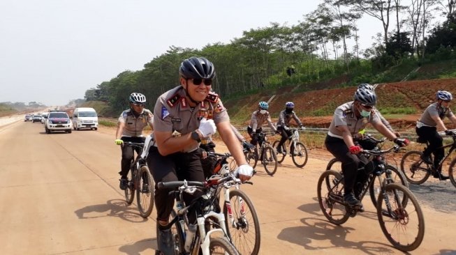 Kepala Korps Lalu Lintas Mabes Polri Inspektur Jenderal Royke Lumowa melakukan peninjauan jalur arus mudik 2018 dari Pemalang sampai ke Semarang dengan menggunakan sepeda. (Suara.com/Welly Hidayat)  