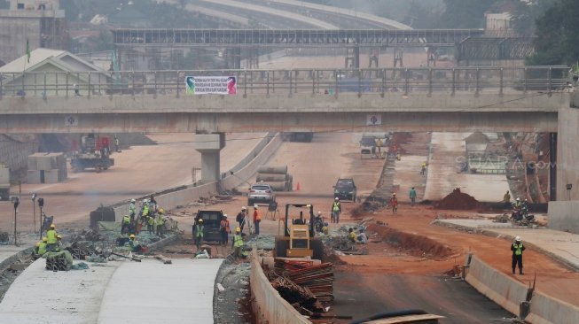 Aktivitas proyek pembangunan Jalan Tol Depok-Antasari (Desari) seksi I di kawasan Cilandak, Jakarta, Sabtu (19/5). 