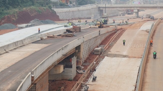 Aktivitas proyek pembangunan Jalan Tol Depok-Antasari (Desari) seksi I di kawasan Cilandak, Jakarta, Sabtu (19/5). 