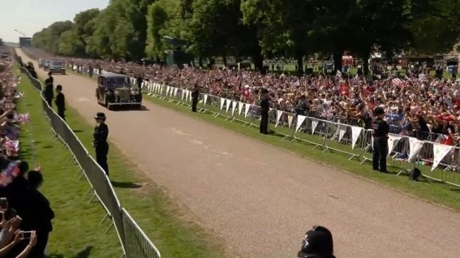 Iring-iringan mobil Meghan Markle di luar kastil Windsor, Sabtu (19/5/2018) [RoyalFamily/youtube)