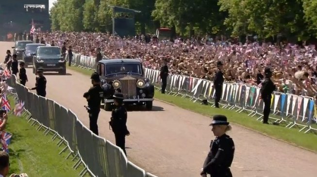 Iring-iringan mobil Meghan Markle di luar kastil Windsor, Sabtu (19/5/2018) [RoyalFamily/youtube)