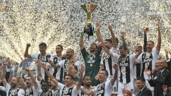 Kiper dan kapten Juventus Gianluigi Buffon mengangkat trofi Juara Serie A Italia. Marco BERTORELLO / AFP 