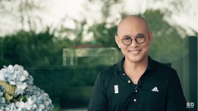 Aktor laga Hollywood asal Cina, Jet Li, menyapa para penggemarnya melalui YouTube pada awal 2018 lalu. [YouTube/Jetli.com]