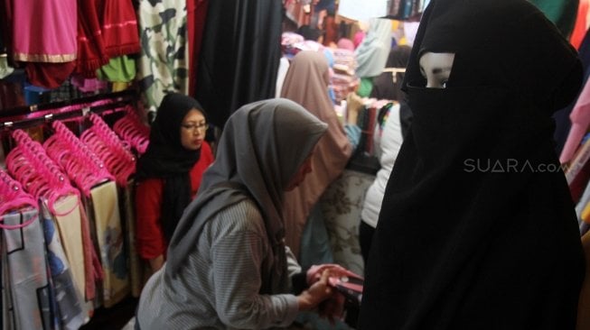 Penjualan busana muslim di Pasar Tanah Abang, Jakarta, Sabtu (19/5).