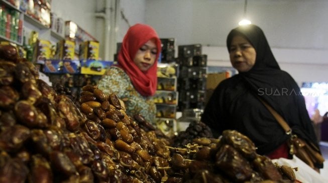  Penjualan buah kurma di Pasar Tanah Abang, Jakarta Pusat, Sabtu (19/5).