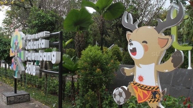 Sejumlah maskot Asian Games 2018 di Taman Menteng, Jakarta, Sabtu (19/5).