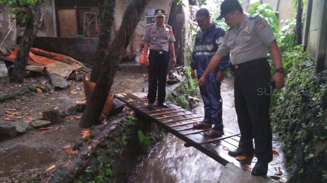 Diduga Terpeleset, Bocah 4 Tahun Hilang Terseret Aliran Kali