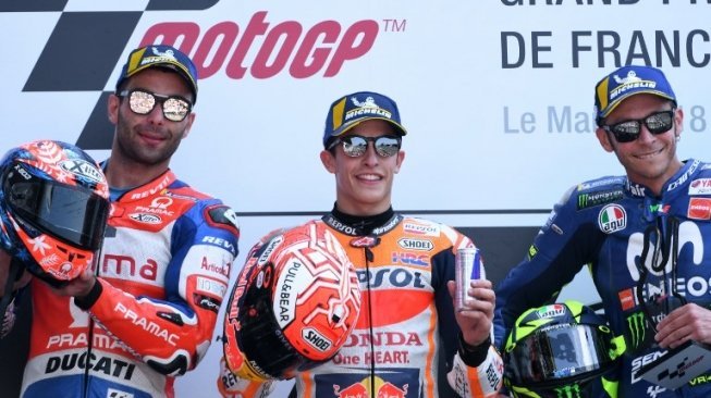 Pebalap Repsol Honda Marc Marquez menjuarai GP Prancis 2018, Minggu (20/5/2018). Diikuti Danilo Petrucci (kiri) ditempat kedua dan Valentino Rossi di tempat ketiga [AFP]