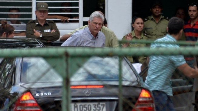 Presiden Kuba Miguel Diaz-Canel mendatangi rumah sakit tempat penyimpanan jenazah korban kecelakaan pesawat. [AFP]