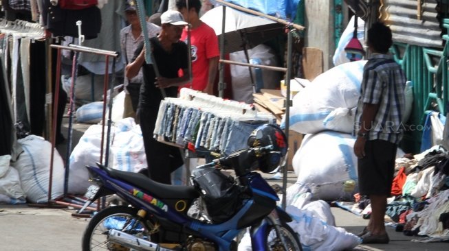 Sejumlah pedagang menggelar barang dagangan mereka di sepanjang trotoar di kawasan Pasar Senen, Jakarta, Senin (21/5). 