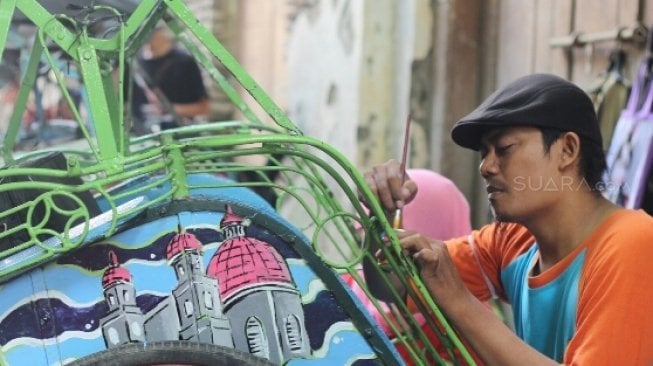 Tukang Becak di Kota Lama Semarang. (Foto: Suara.com/Adam Iyasa)