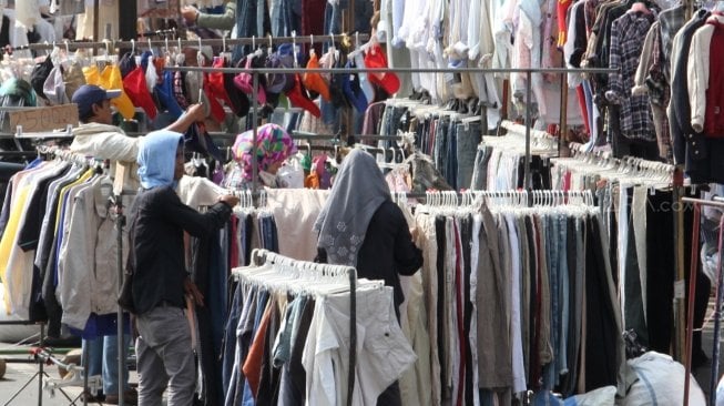 Sejumlah pedagang menggelar barang dagangan mereka di sepanjang trotoar di kawasan Pasar Senen, Jakarta, Senin (21/5). 