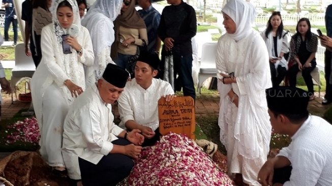 Pemakaman Adara Taista di TPU Tanah Kusir, Senin (21/5/2018). [Suara.com/Ismail]