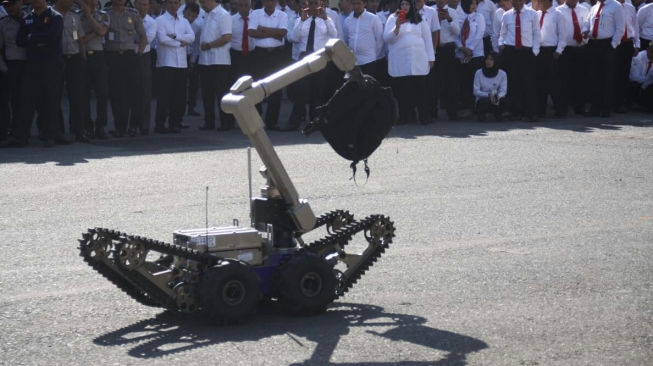 Robot penjinak bom beroperasi dalam simulasi penanganan serangan teror di Mapolda Sumsel [Suara.com/Andhiko]